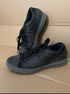 Skechers Men’s Black and Gray Low-Top Lace-Up Sneakers
